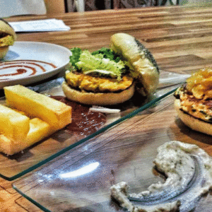 Estas fueron las 3 primeras hamburguesas artesanas que elaboramos en la escuela de cocina.