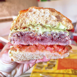 Rompimos el estereotipo, una Hamburguesa de Pescado, saludable, suave y muy apetecible.