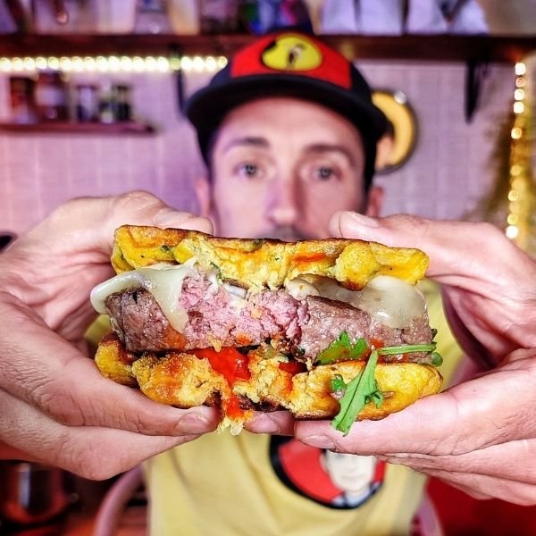 Hamburguesa saludable con gofre de patata asada.